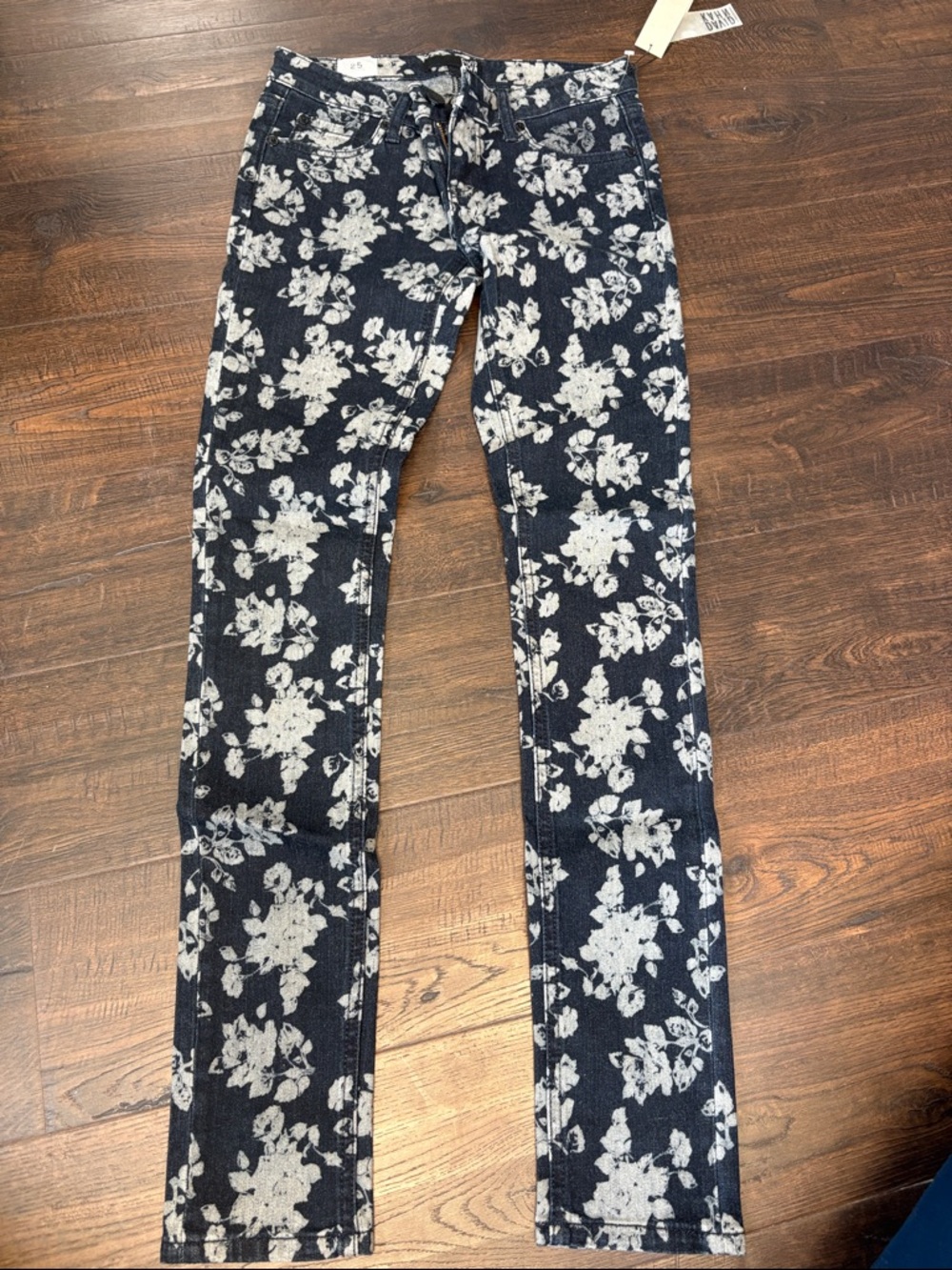DAVID KAHN “Nikki” NWT Women’s 25 Floral Print Skinny Jeans - Dark Blue